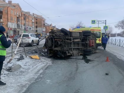 В Новотроицке перевернулась маршрутка с пассажирами: опубликовано видео ДТП