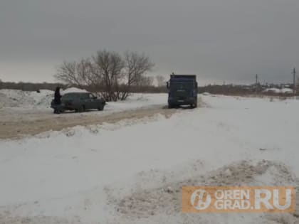 Снег с городских улиц самосвалы продолжают свозить в лесную зону в «Дубках»