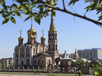 ПРЕОСВЯЩЕННЕЙШИЙ ИРИНЕЙ ВОЗГЛАВИЛ БОЖЕСТВЕННУЮ ЛИТУРГИЮ В ПЕТРОПАВЛОВСКОМ СОБОРЕ НОВОТРОИЦКА