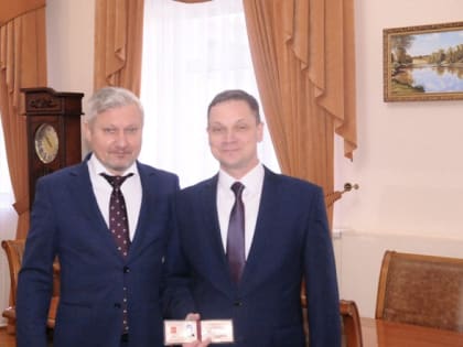 Владимир Бобров вручил удостоверение исполняющему обязанности председателя Оренбургского гарнизонного военного суда