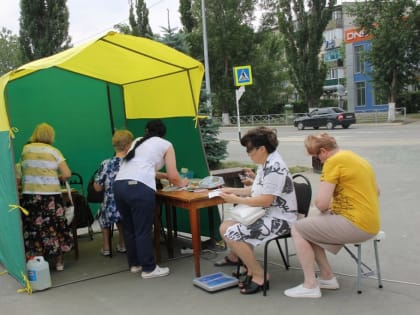 Жители города Ясного в субботний день по пути на рынок проходят диспансеризацию