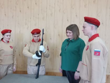 Педагог Ирина Рожнова несколько лет успешно руководит юнармейским движением школы