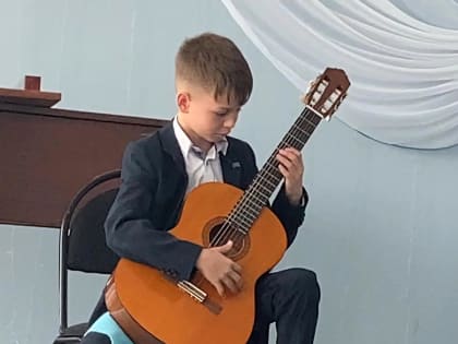 Вместо машинок – гитара, вместо конструктора – гармошка