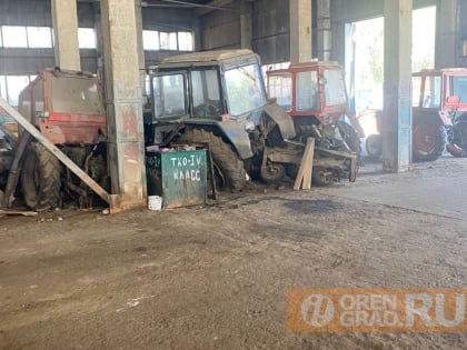 Во дворе дома по проезду Майскому куча мусора растет по вине администрации Оренбурга