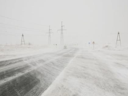 Из-за сильной метели временно перекрыли несколько дорог в Оренбургской области