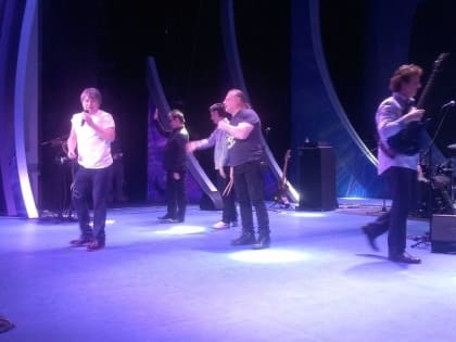 Певец Алексей Глызин ехал на концерт в Оренбург на эвакуаторе. Колеса авто были пробиты на дороге из Бузулука