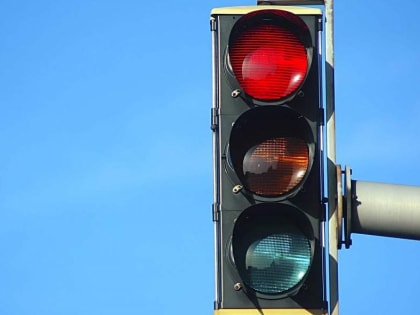 В Оренбурге включили долгожданный светофор на улице Амурской