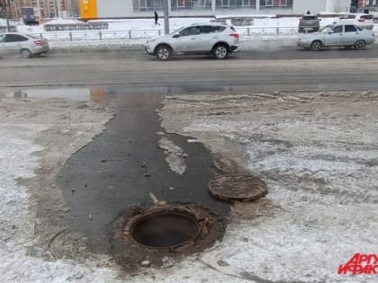 В Оренбурге текущий коллектор превращает дорогу на Салмышской в каток