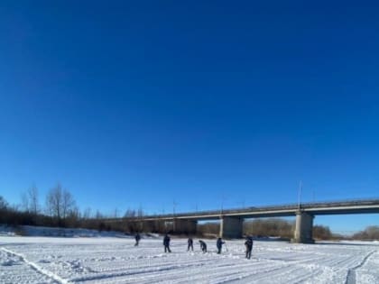 В Оренбурге начали распиливать лед на Урале