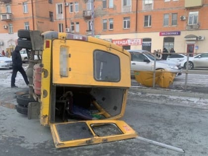 \"Газель\" на боку, три человека в больнице: в Новотроицке перевернулась маршрутка