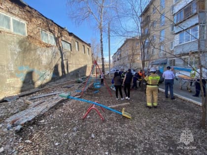 Оренбуржцы давно жаловались на состояние здания, со стены которого на ребенка рухнула облицовка