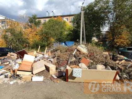 Кучу мусора в одном из дворов Оренбурга не убирают больше двух месяцев