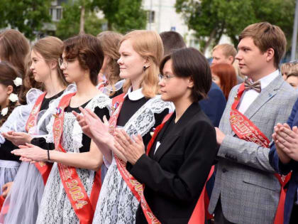 В Оренбурге прозвенели «Последние звонки»