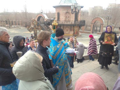 В ПРАЗДНИК БЛАГОВЕЩЕНИЯ В ПЕТРОПАВЛОВСКОМ СОБОРЕ НОВОТРОИЦКА ОСВЯТИЛИ МОЗАИЧНЫЕ ИКОНЫ