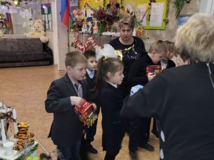 Партийцы собрали посылки для бойцов и жителей Луганской Народной Республики