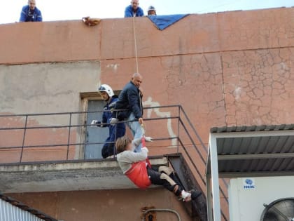 Оренбургские спасатели с крыши дома на улице Пролетарской эвакуировали травмированного мужчину