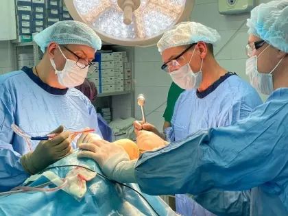 Оренбургские травматологи провели уникальную операцию с двумя энедопротезами