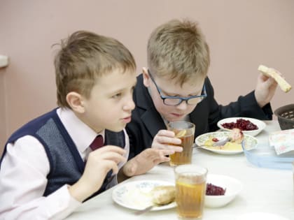 В Оренбурге на комбинате питания «Огонек» нашли грязь и просрочку