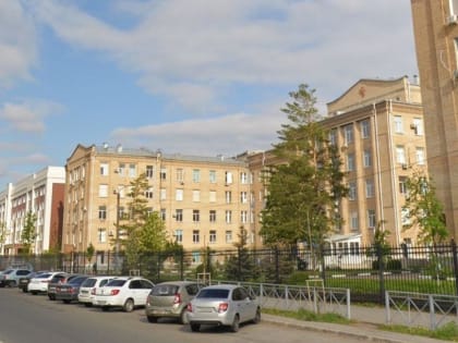 Суд обязал администрацию Оренбурга организовать парковку у больницы на улице Аксакова