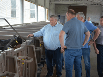 Первый вице-губернатор Сергей Балыкин посетил сельхозпредприятия Шарлыкского района