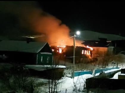 В Медногорске полностью сгорел жилой дом. Пожарные не могли к нему проехать из-за неочищенных дорог (видео)