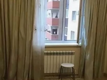 В Оренбурге из окна квартиры на 10 этаже выпал годовалый мальчик