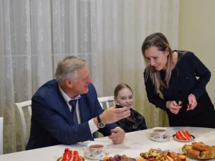 Василий Шмарин встретился с семьей бойца