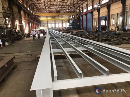 В парке Строителей Орска начали демонтаж старого подтопленного моста через озеро Песчаное