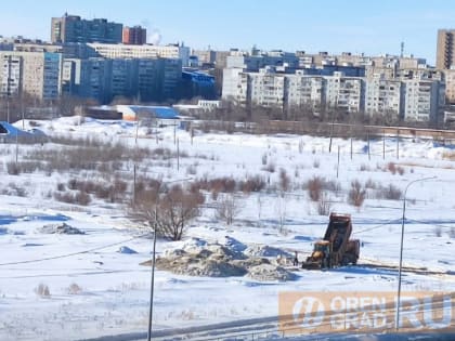 Обнаружено место, куда самосвалы свозят снег после уборки на улицах Оренбурга