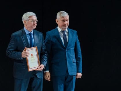 Владимир Бобров поздравил коллектив Оренбургского областного суда с 90-летием со дня образования