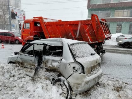 Оренбурженка за рулем Skoda погибла в столкновении с КамАЗом