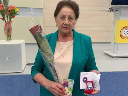 Медсестре Ясненской больницы вручили нагрудный знак «За верность профессии»