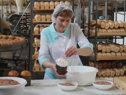 В Оренбурге освятили производство куличей