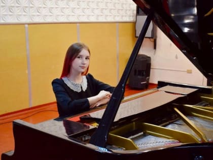 Одаренная пианистка мечтает работать в родном колледже