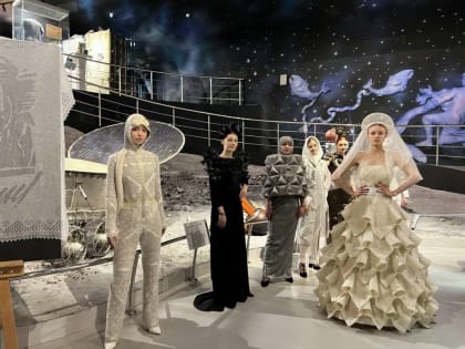 На ВДНХ прошел лунный показ комической коллекции из Оренбуржья