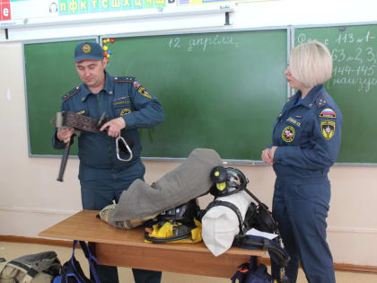 Занятие с учениками Комаровской школы на тему «Боевая одежда и снаряжение пожарных»