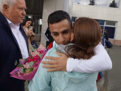 Пятикратного чемпиона России по боксу Габила Мамедова встретили в аэропорту Оренбурга