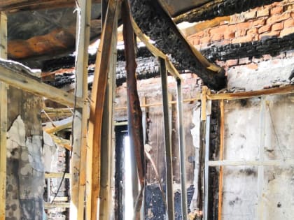 В Оренбурге жители дома по улице М.Горького, пострадавшего от пожара, обеспокоены состоянием здания