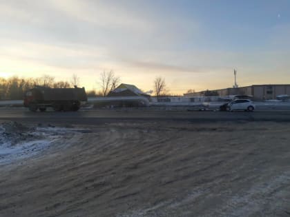 В Оренбурге при столкновении самосвала и легкового автомобиля женщина получила травмы