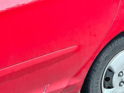 Рухнувший в Оренбурге на проезжую часть столб повредил легковой автомобиль