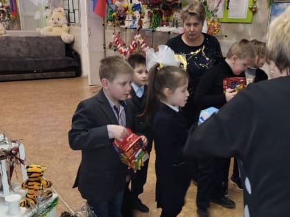 Дети и взрослые получают подарки к праздникам