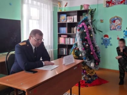 Сотрудник Соль-Илецкого межрайонного следственного отдела поздравил с новогодними праздниками учащихся образовательного учреждения и провел профилактическое занятие
