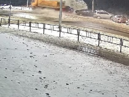 Уснул за рулем и врезался в стоявшие на парковке авто: в Оренбурге водитель грузовика протаранил 9 легковушек