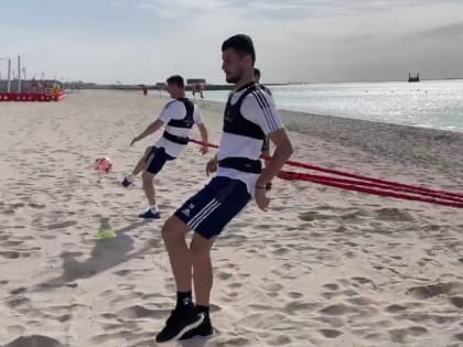 Игроки «Оренбурга» рассказали об особенностях тренировок на песке