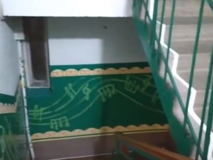 В Оренбурге художник украсил подъезд дома Сергея Кузнецова