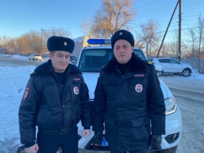 В Соль-Илецке сотрудники патрульно-постовой службы спасли человека из горящ