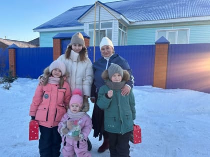 Орские партийцы поздравляют горожан с праздниками