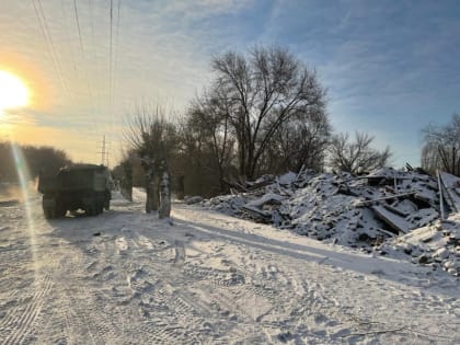 На улице Новосибирской вывозят аварийный дом