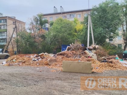 Несанкционированная свалка на проезде Майском продолжает обрастать новым хламом