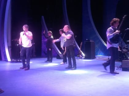 Певец Алексей Глызин ехал на концерт в Оренбург на эвакуаторе. Колеса авто были пробиты на дороге из Бузулука